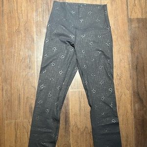 Lululemon Align 28” 4, black Yogo symbol